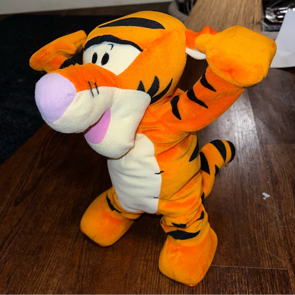 ⭐️TumbleTime Tigger Animatronic Plush Toy “12 inches 2005 Fisher Price - Picture 3 of 14